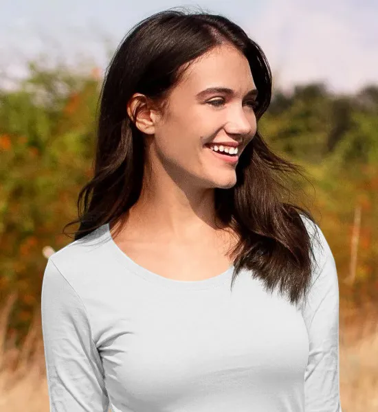 Sieviešu T-krekls ar garām piedurknēm - Dziļāks apaļš kakla izgriezums