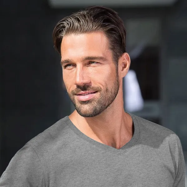 Vīriešu pieguļošs T-krekls - V veida kakla izgriezums