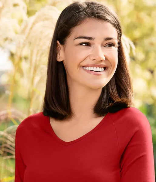 Dāmu piegulošs T-krekls, V veida izgriezums - Dziļš V veida kakla izgriezums