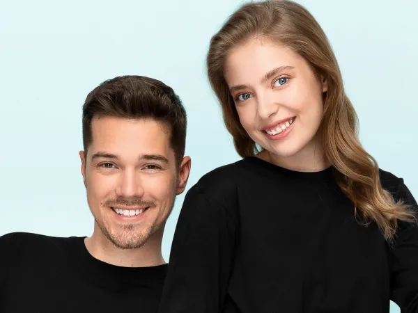 Viegls T-krekls ar garām piedurknēm - Klasisks apaļš kakla izgriezums