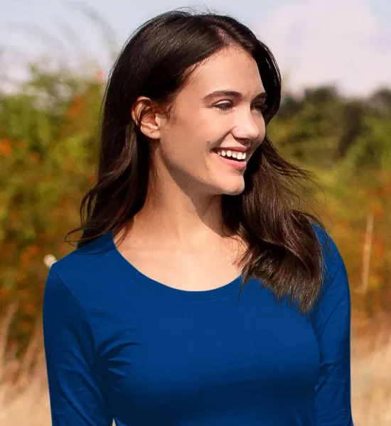 Sieviešu T-krekls ar garām piedurknēm - Dziļāks apaļš kakla izgriezums