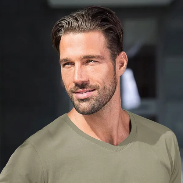 Vīriešu pieguļošs T-krekls - V veida kakla izgriezums