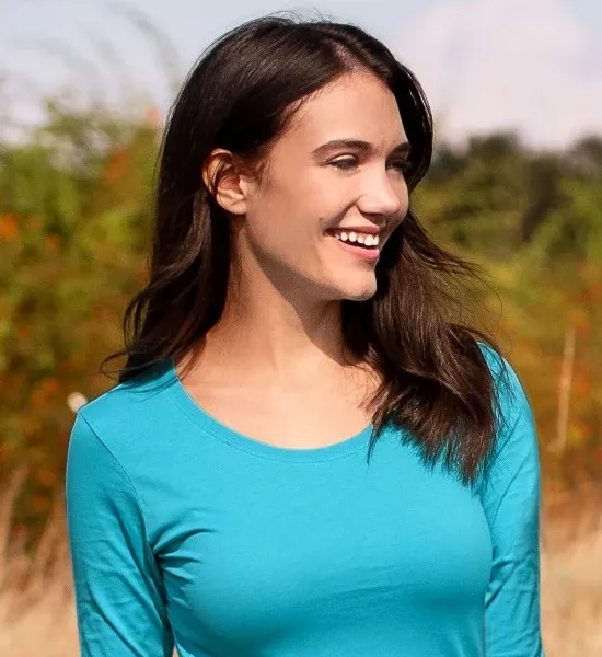 Sieviešu T-krekls ar garām piedurknēm - Dziļāks apaļš kakla izgriezums