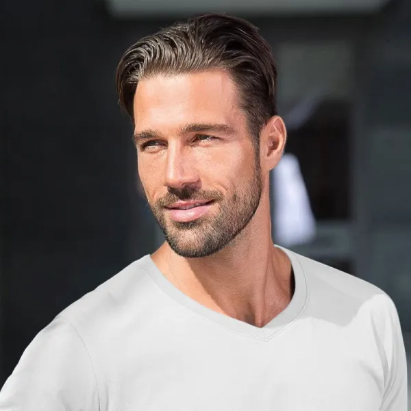 Vīriešu pieguļošs T-krekls - V veida kakla izgriezums