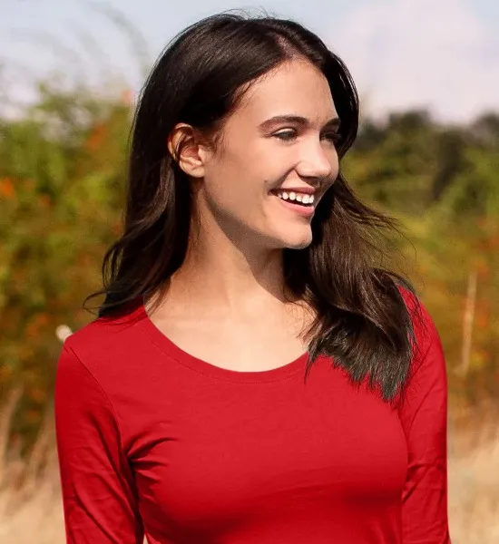 Sieviešu T-krekls ar garām piedurknēm - Dziļāks apaļš kakla izgriezums