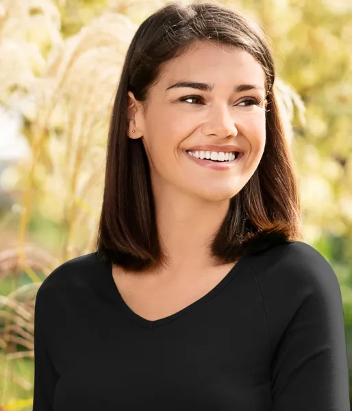 Dāmu piegulošs T-krekls, V veida izgriezums - Dziļš V veida kakla izgriezums