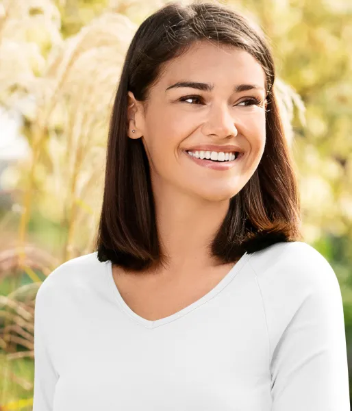 Dāmu piegulošs T-krekls, V veida izgriezums - Dziļš V veida kakla izgriezums