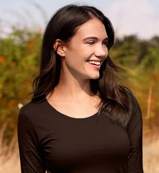 Sieviešu T-krekls ar garām piedurknēm - Dziļāks apaļš kakla izgriezums